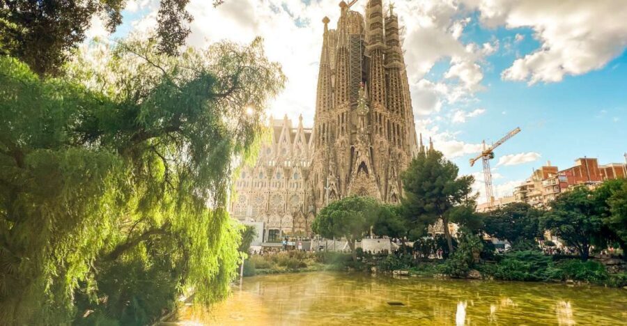 Barcelona: Sagrada Familia, Park Güell and Old Town Tour - First stop: the Gothic Quarter walk near Plaza Catalunya