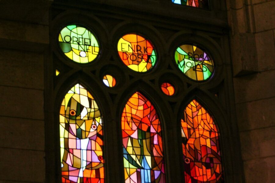 Barcelona: Sagrada Familia, Park Güell and Old Town Tour - Sagrada Família: skip-the-line entry with a façade primer