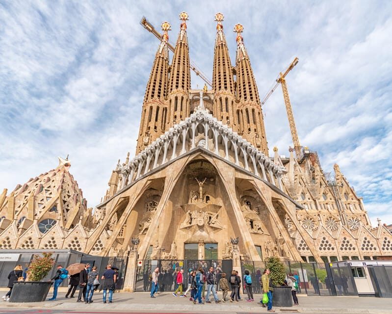 Barcelona: Sagrada Familia & Park Güell Guided Tour & Ticket - What the guide and headsets change about your day