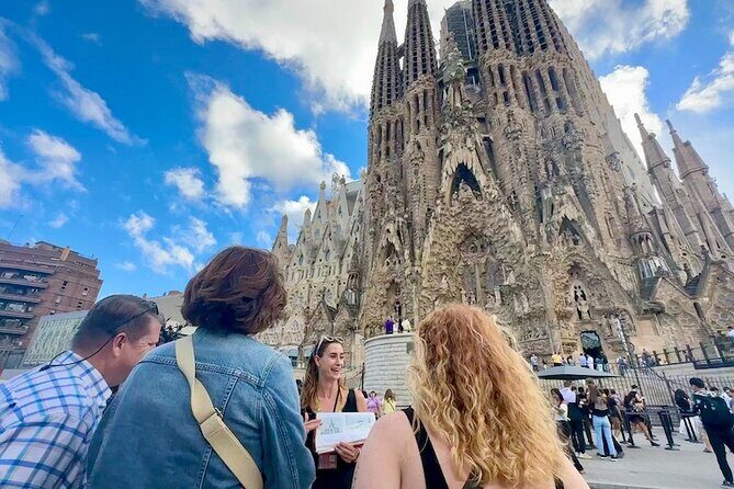 Barcelona: Sagrada Familia & Park Guell Guided Tour + Transfer - Group Size and the Guide Factor (Including Famous Names You’ll Hear)