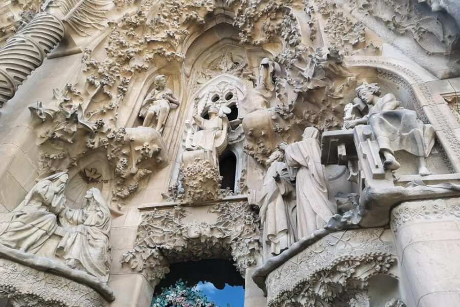 Barcelona: Sagrada Familia, Park Guell & Tapas Private Tour - Passeig de Gracia: Modernism in a straight line
