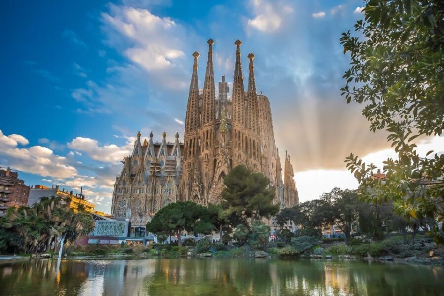 Barcelona: Sagrada Familia, Park Guell & Tapas Private Tour - The tapas lunch at Taller de Tapas on Rambla Catalunya
