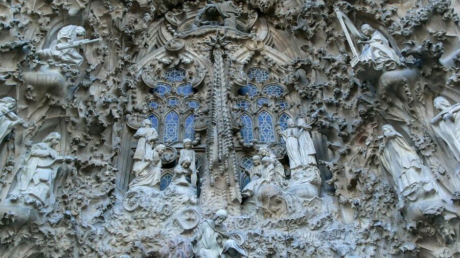 Barcelona: Sagrada Família Skip the Line Tour & Entry Ticket - Stop One: Fanal Modernista Start Point (Then You’re Moving)