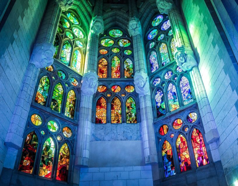 Barcelona: Sagrada Família Skip the Line Tour & Entry Ticket - Meeting at Avenida Gaudí 1: How to Find the Red 4U Flag Fast