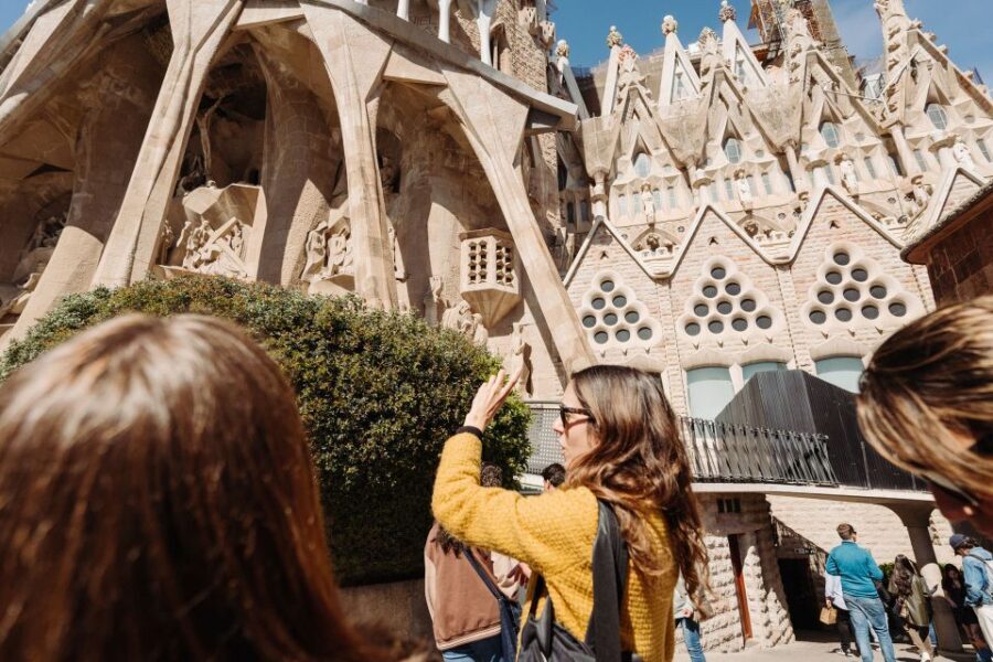 Barcelona: Sagrada Familia Tour w/Skip-the-Line Entry Ticket - Dress code and walking pace: the small details that can make or break it