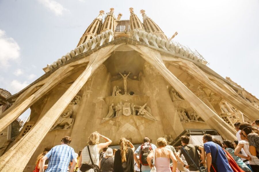 Barcelona: Sagrada Familia Tour with Optional Tower Access - Dress code and document rules you should not ignore
