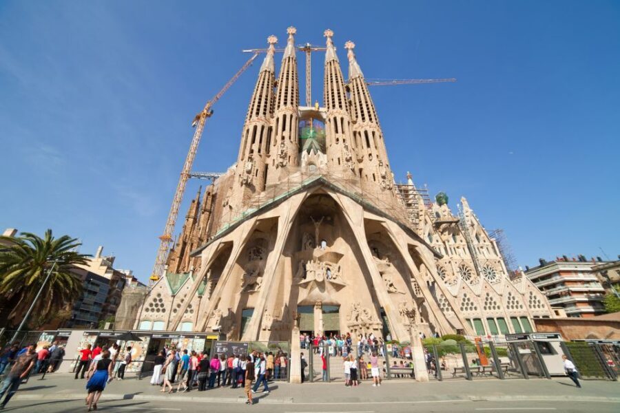 Barcelona: Sagrada Familia with Towers and Park Güell Tour - Sagrada Familia interior: vaults around 70 meters and the museum context
