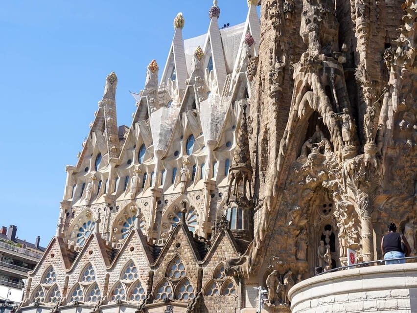 Barcelona: Sagrada Familia with Towers and Park Güell Tour - Guides and audio headsets: why the headset matters in crowds