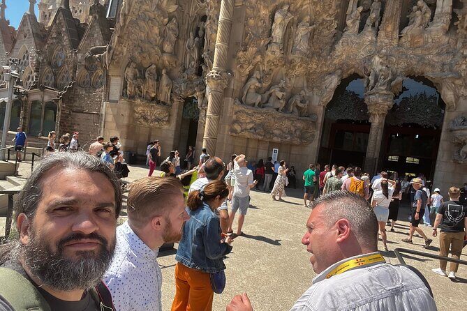 Barcelona VIP Private Tour: Sagrada Familia, Park Güell & Pedrera - Montjuïc Views: Olympic Echoes, Miramar Photos, and the Port’s Iconic Landmarks