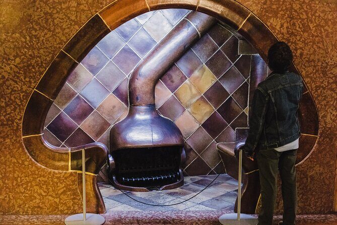 Complete Gaudi Tour: Casa Batllo, Park Guell & Sagrada Familia - Casa Milà (La Pedrera): seeing the Stone Quarry idea from the street