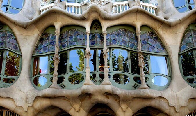 Complete Gaudi Tour: Casa Batllo, Park Guell & Sagrada Familia - Stop 1 at Passeig de Gràcia: Casa Amatller as the warm-up