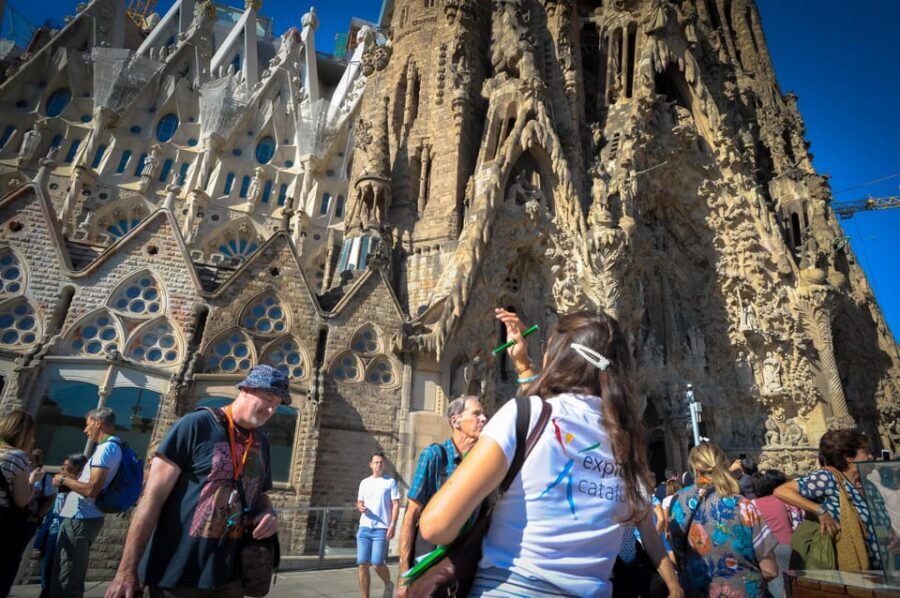 Fast Track: Sagrada Familia & Barcelona Full-Day Tour - Passeig de Gràcia drive: Modernista architecture with context