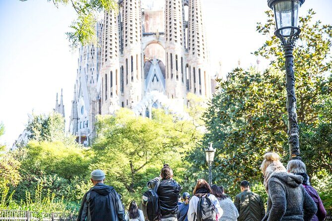Fast Track Sagrada Familia & Park Guell the best of Gaudí - Casa Batlló from outside: a quick Gaudí signature at the end