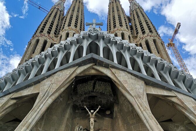 Food & Drink Tasting Private Tour & Sagrada Familia Skip the Line - How the 4 hours actually feel: walking, quick bites, then a taxi