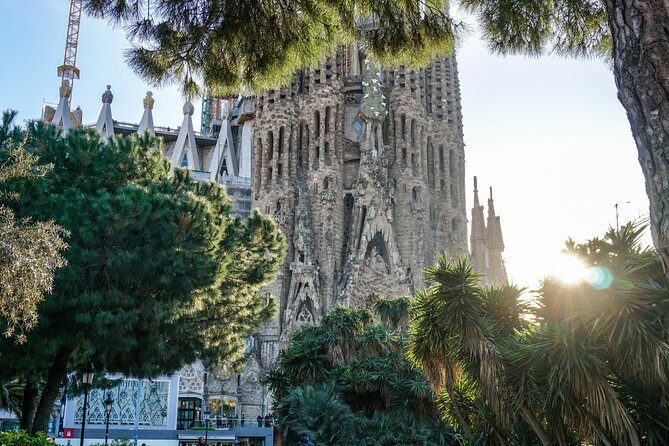 Gaudi and La Sagrada Familia Exterior Self-Guided Audio Tour - Listening rules: offline, your own earphones, and phone reality