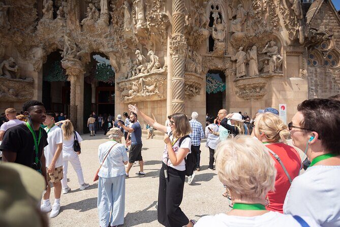 Guided Tour Sagrada Familia and Park Guell - Small group size: why it matters for hearing and photos