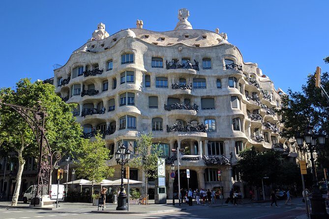 Park Guell and Sagrada Familia, Gaudí's Masterpieces Private Tour - Casa Batlló exterior stop: a quick hit of Gaudí style