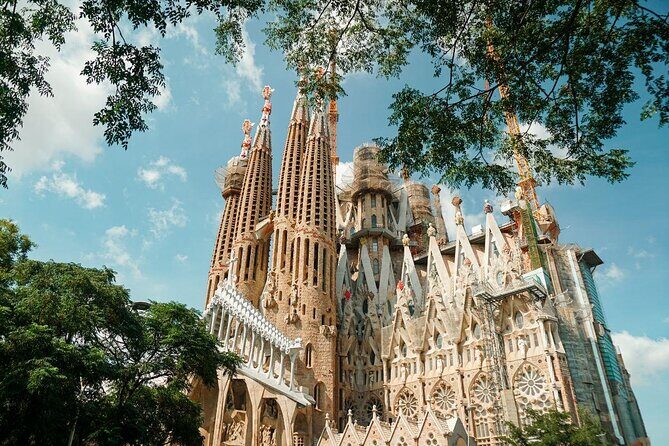 Park Guell and Sagrada Familia Private Tour with Hotel pick-up - Quick hits before you go