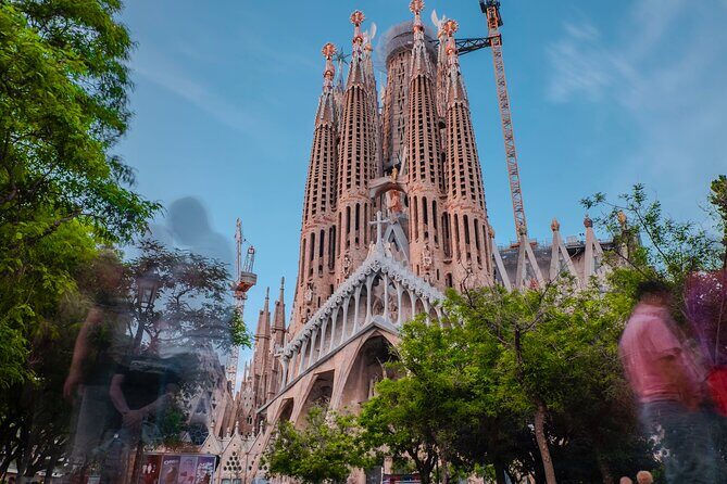 Photo Walking Tour Sagrada Familia and Gaudí in Barcelona - The practical setup: bring a phone, not camera gear