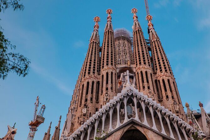 Photo Walking Tour Sagrada Familia and Gaudí in Barcelona - Stop 2: Casa Batlló, photographed from the street