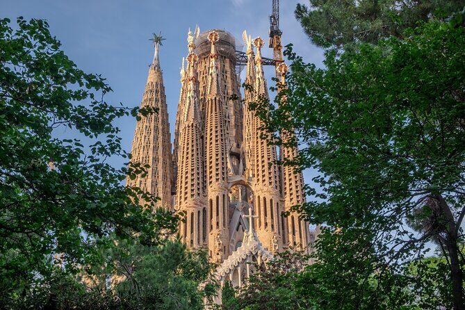 Photo Walking Tour Sagrada Familia and Gaudí in Barcelona - Stop 4: Sagrada Família—how to capture it without entry