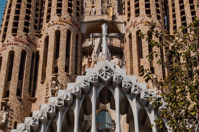 Photo Walking Tour Sagrada Familia and Gaudí in Barcelona - Stop 5: ending at the Farola Avinguda Gaudí modernist streetlamp