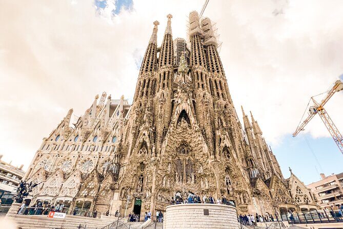 Private Sagrada Familia Guided Tour with Skip the Line Ticket - Inside the Basilica: what you’ll actually focus on during the 1 hour 30 minutes