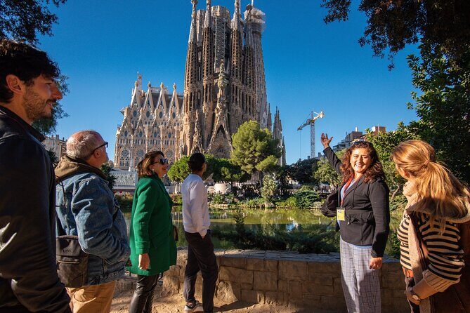 Private Sagrada Familia Guided Tour with Skip the Line Ticket - Crowds, timing, and comfort: making midday visits actually enjoyable