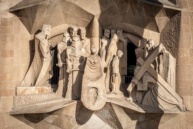 Sagrada Familia Evening Private Tour with Expert Guide - Finding the meeting point and getting through the timed entry