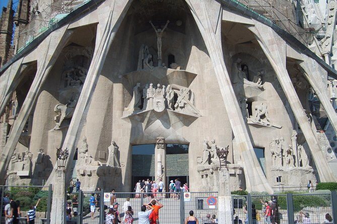 Sagrada Familia Evening Private Tour with Expert Guide - Private tour vs small-group options: what you gain (and what you don’t)