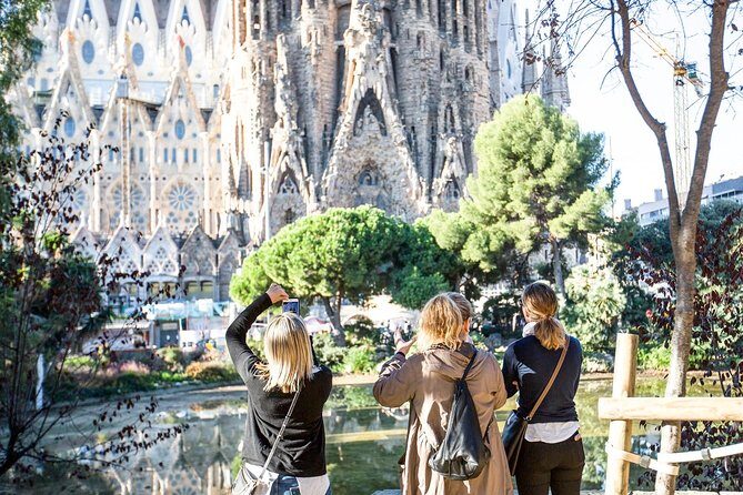 Sagrada Familia Fast Track Guided Tour with Towers Access - Guided Sagrada Familia Interior: What the Guide Adds