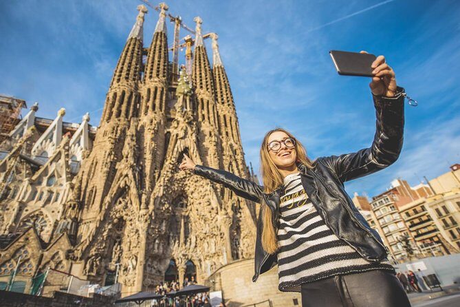 Sagrada Familia & Gaudi Tour Private or Small Group with Tickets - Passeig de Gracia walk: Casa Batllo and La Pedrera from the street