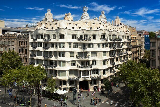 Sagrada Familia & La Pedrera Small Group Tour with Cava Tasting - Where the tour starts and ends, and how that affects your day plan