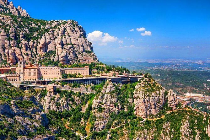 Sagrada Familia & Montserrat Private Tour with Hotel pick-up - Hotel Pickup at 8:30: The Day Starts Smooth