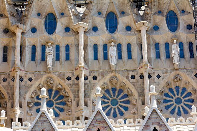 Sagrada Familia Private Tour in Barcelona - The Pre-Entrance Walk: A Park Pause That Sets the Mood