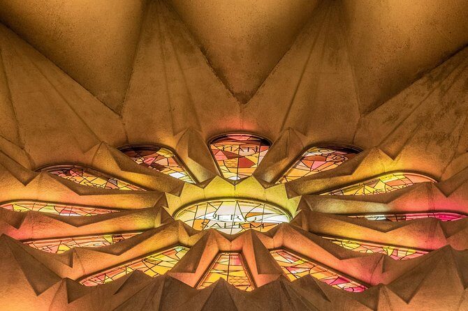 Sagrada Familia Skip-the-Line Private Tour with Guide - Before the big moments: learning the façade so the inside clicks