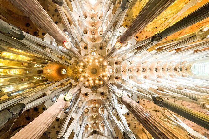Sagrada Familia Small Group Guided Tour with Skip the Line Ticket - Inside the church: radio system + crowd control in real life