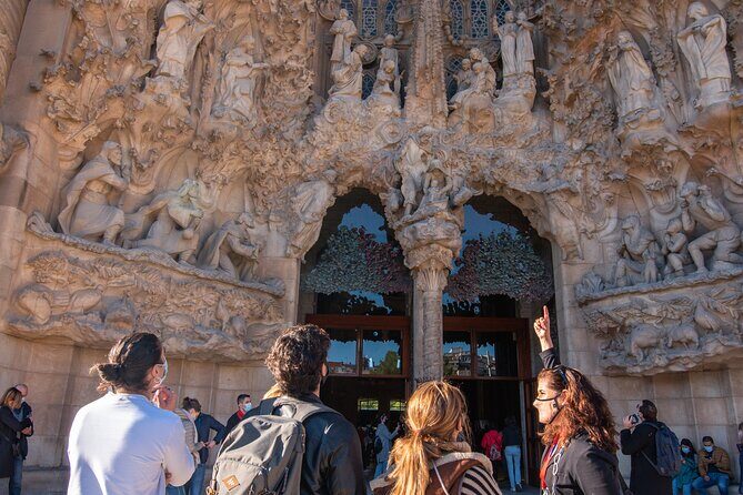 Sagrada Familia Small Group Guided Tour with Skip the Line Ticket - Light and stained glass: when to aim for the rainbow effect