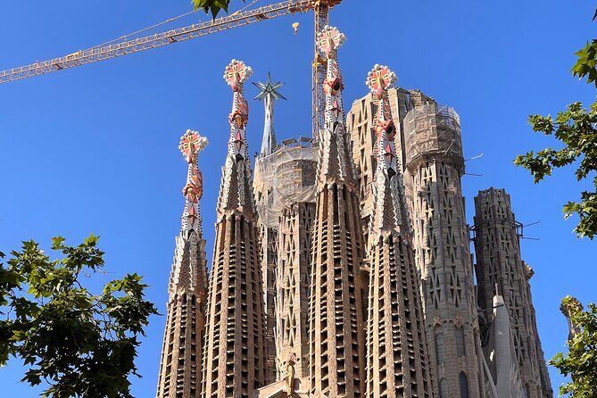 Sagrada Familia Tour with Express Entry and Local Guide - Photo-friendly guidance: where to stand matters