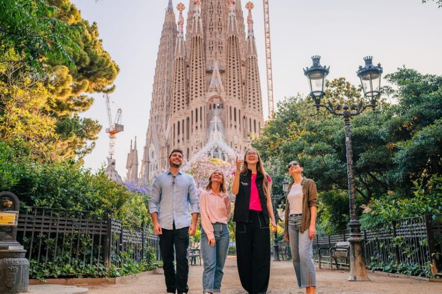 Sagrada Familia with Official Guide & Fast-Track Entry - Finding Your Way: Starting at the Giftshop Entrance A