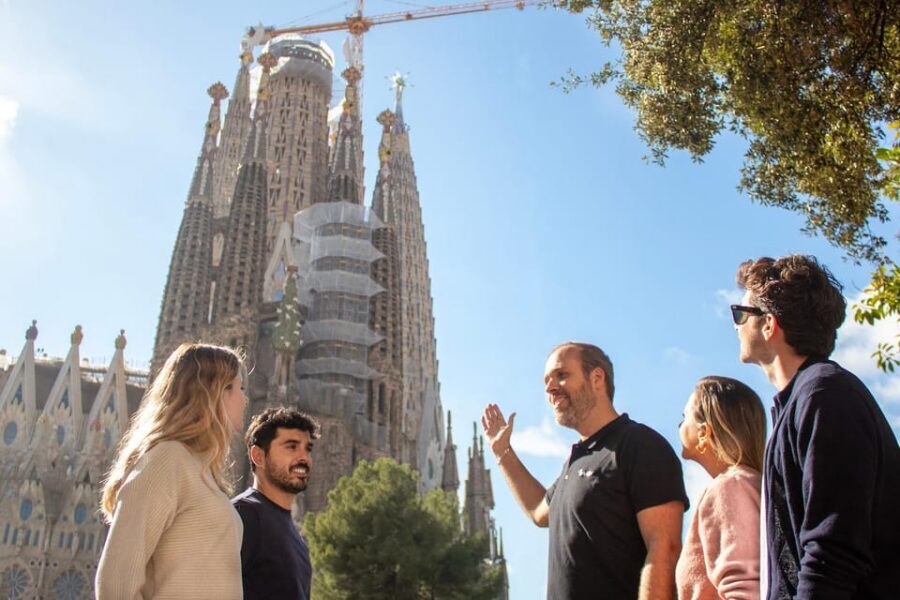 Sagrada Familia with Official Guide & Fast-Track Entry - Tour Pace and Logistics: Walking Time, Meeting Stress, and What to Bring