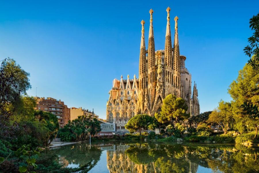 Semi-Private Barcelona Gothic, Parc Guell & Sagrada Familia - How the day flows: from the Gothic Quarter to Gaudí on two hills