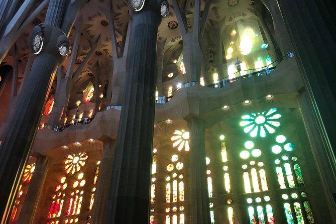 Skip The Line Sagrada Familia Small Group Tour - Languages and choosing the right tour time